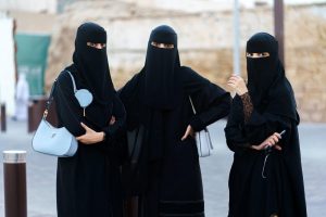 В России предложили ввести запрет на ношение религиозной одежды, закрывающей лицо. Как вы считаете, правильное решение?